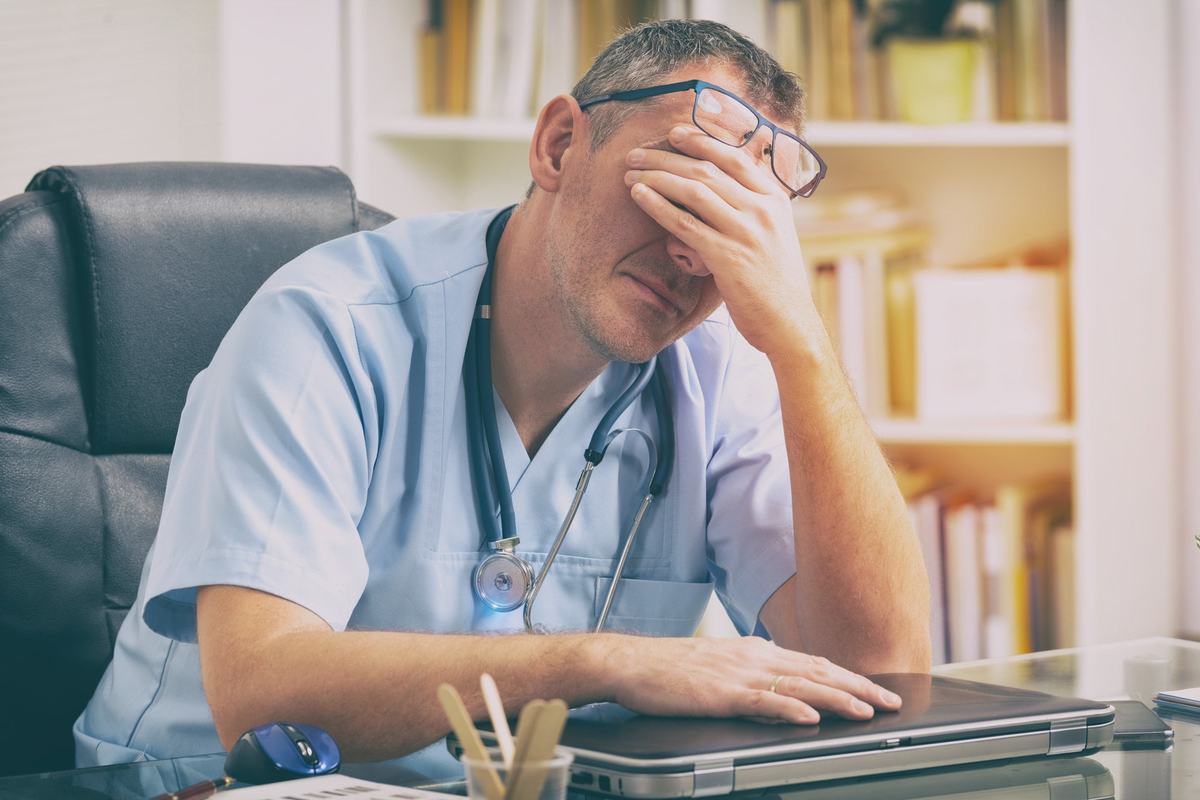 Cum să reducem burnout-ul medicilor și personalului sanitar