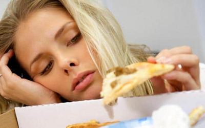 Cum afectează emoțiile comportamentul alimentar: un model cu 5 rute