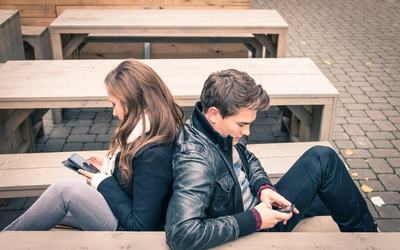 Influența rețelelor de socializare în relația de cuplu