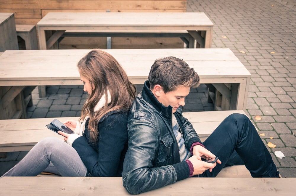 Influența rețelelor de socializare în relația de cuplu