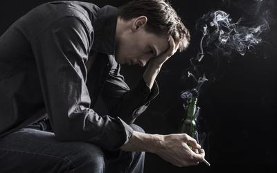 Tristețea te poate împiedica să renunți la fumat, dar te și face să fumezi mai mult