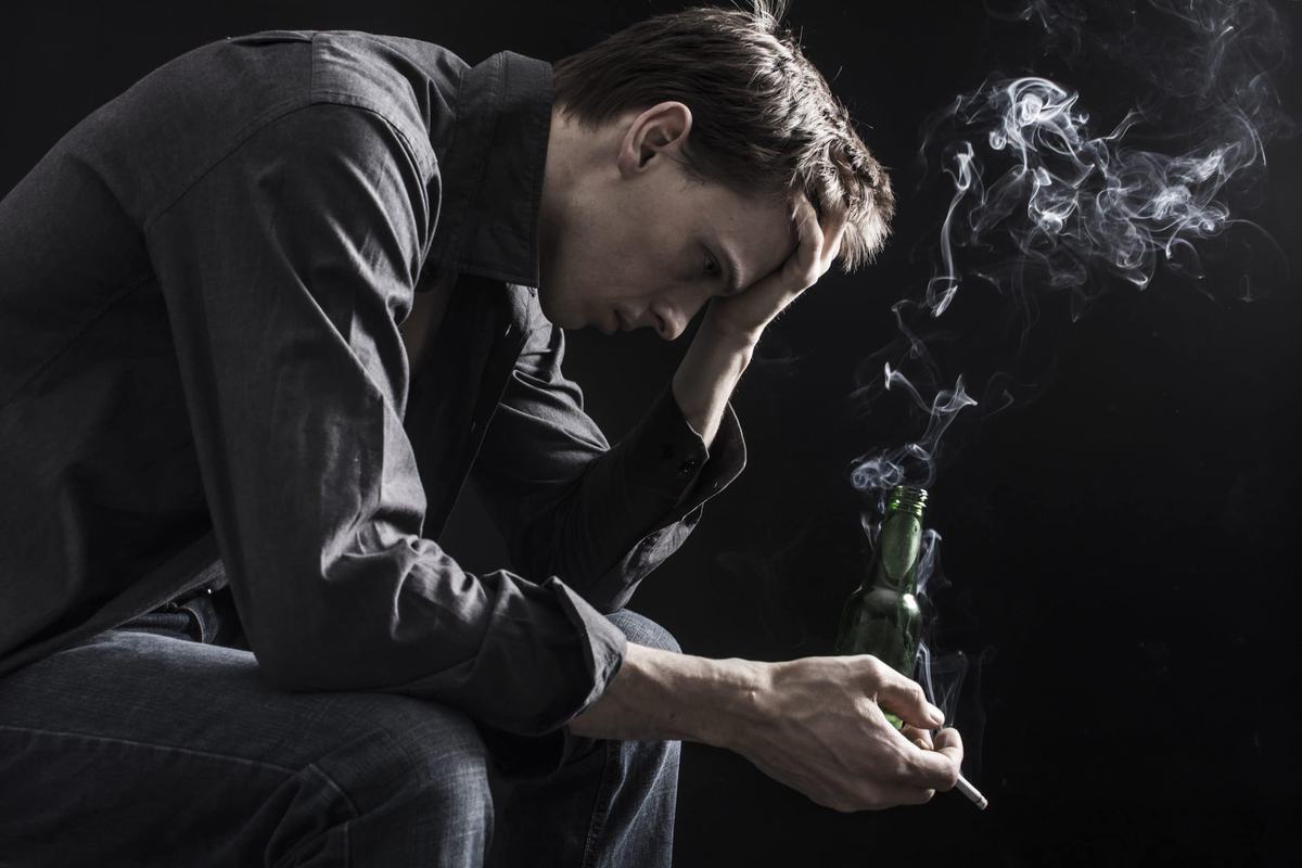 Tristețea te poate împiedica să renunți la fumat, dar te și face să fumezi mai mult