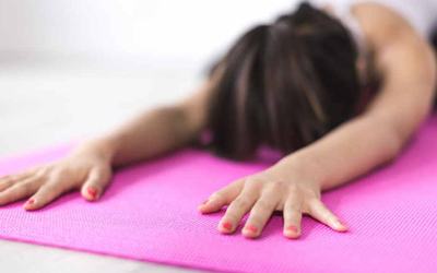 Yoga și reconectarea cu corpul nostru - o piesă în recuperarea după traumă